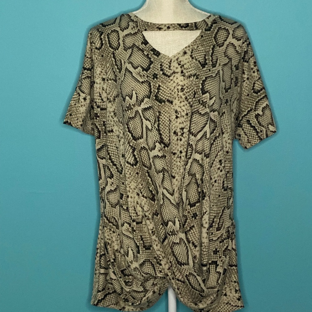 Snakeskin Keyhole top with twist